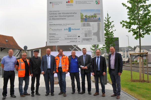 Foto zeigt die Projekt-Beteiligten vor dem Baustellenschild am Niedertorkreisel.