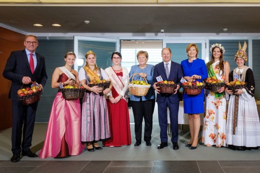 Foto zeigt die Blütenköniginnnen mit der Bundeskanzlerin Anna Mahnig.