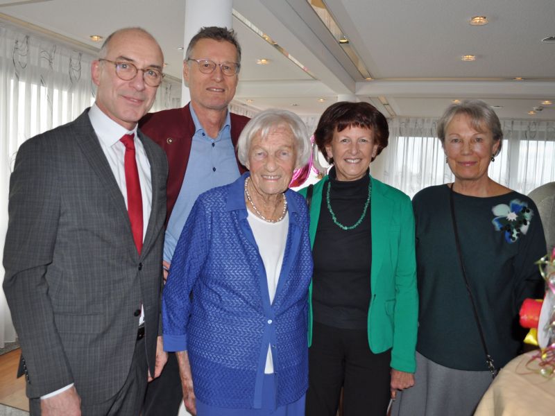 Foto zeigt Lieselotte Freiberg im Kreise der Gratulanten, darunter Bürgermeister Bert Spilles.