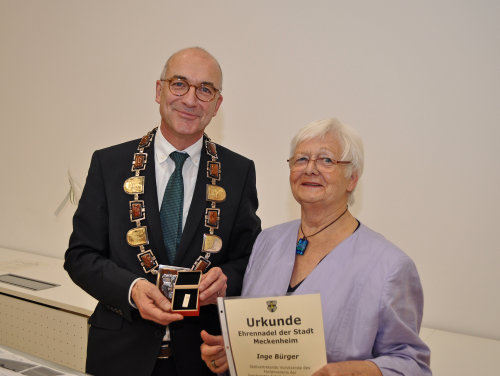 Verleihung der Ehrennadel an Inge Bürger. Foto: Stadt Meckenheim