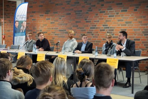 Das Foto zeigt den Austausch zwischen den Schülerinnen und Schülern der aktuellen Jahrgangsstufe 13 mit den Fachleuten. Urheber: Rhein-Sieg-Kreis