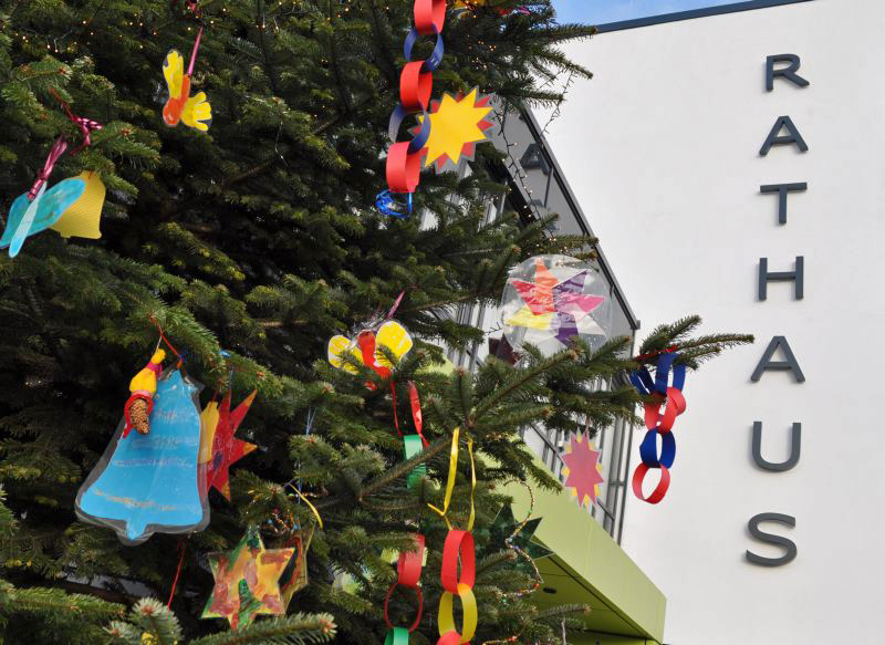 Foto zeigt den Weihnachtsbaum vor dem Rathaus.