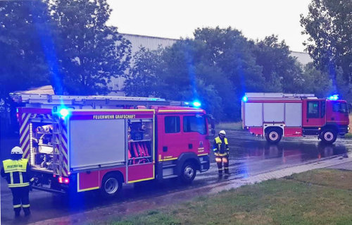 Die Löschzüge mit Blaulicht im Einsatz. Bildquelle: Feuerwehren Grafschaft und Meckenheim