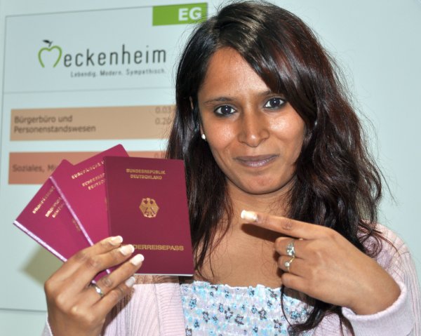 Foto zeigt eine Mitarbeiterin des Bürgerbüros, die Reisepässe in der Hand hält.