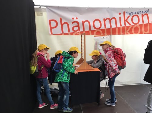 Eine Klasse der KGS besuchte während der Projektwoche die Physik-Ausstellung „Phänomikon“ in Bonn, um dort zusätzlich experimentelle Erfahrungen mit Hilfe aufwändiger Versuchsaufbauten zu sammeln.