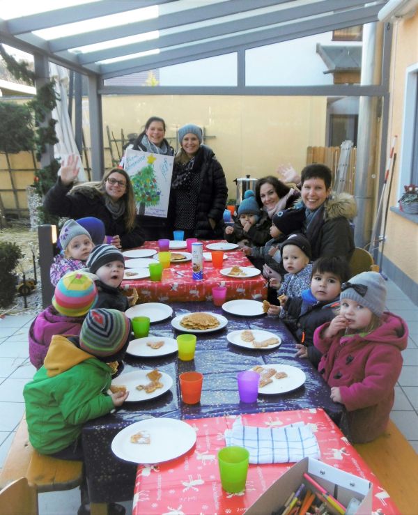 Tanja Reuther mit den Erzieherinnen und den Kindern der Kita „Sonnengarten“ bei Waffeln und Punsch.
