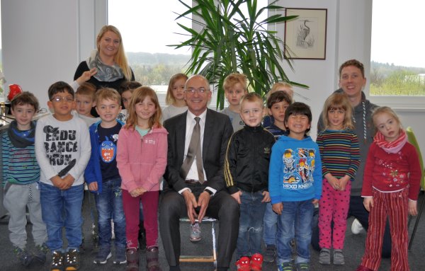 Foto zeigt die Vorschulkinder und Betreuer zusammen mit Bert Spilles im Büro des Bürgermeisters.