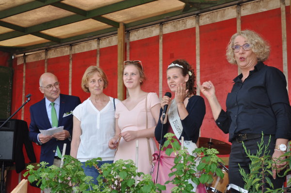 Foto zeigt die Eröffnung des Blütenfestes am Bahnhof, unter anderem mit Bürgermeister Bert Spilles und der Blütenkönigin Anna Mahnig.