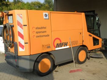 Foto zeigt ein Straßenreinigungsfahrzeug des Baubetriebshofes der Stadt Meckenheim