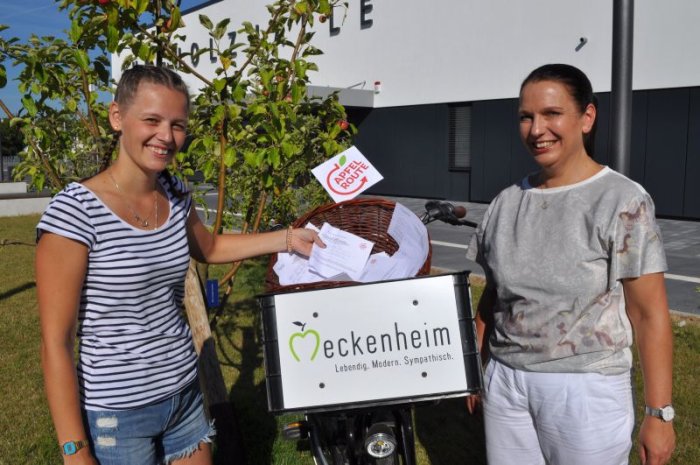 Foto zeigt Anna Mahnig und Sonja Crämer bei der Ziehung der Gewinner.