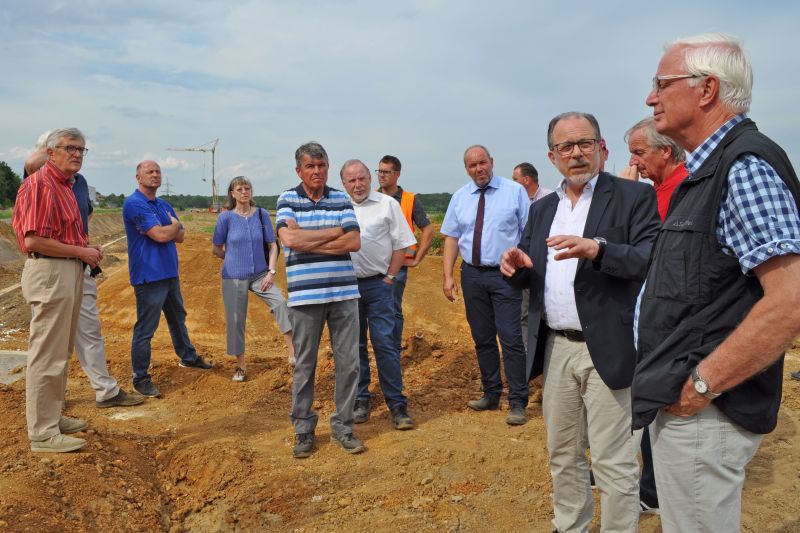 Foto zeigt u.a. Heinz-Peter Witt und Ausschussmitglieder auf der Baustelle.