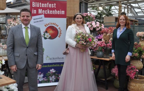 Foto zeigt Bürgermeister Holger Jung, Blütenkönigin Celina Kotz und Katharina Ley.