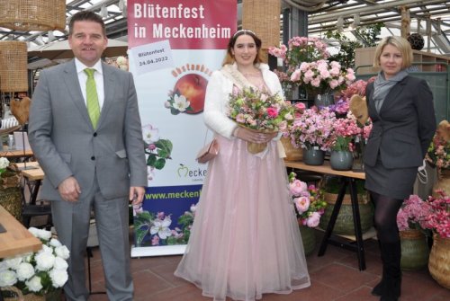 Foto zeigt Bürgermeister Holger Jung, Blütenkönigin Celina Kotz und Nadine Schlösser.