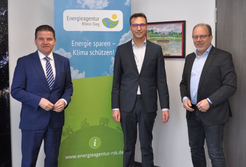 Foto zeigt Bürgermeister Holger Jung, Energieagentur-Geschäftsführer Thorsten Schmidt und den Technischen Beigeordneten der Stadt Meckenheim, Heinz-Peter Witt.