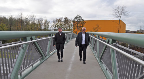 Bürgermeister Holger Jung und Thomas Ganz (Direktor der Niederlassung Rheinland der Autobahn-GmbH) beim ersten Gang über die neu eröffnete Brücke. Quelle. Stadt Meckenheim