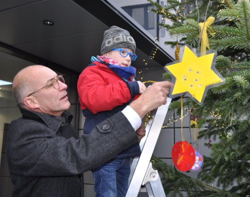 2017.11.30 Weihnachtsbaumschmücken Mit Bürgermeister Und Kita-kindern Vor Dem Rathaus Stern
