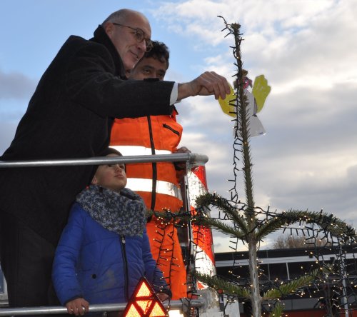 2017.11.30 Weihnachtsbaumschmücken Mit Bürgermeister Und Kita-kindern Vor Dem Rathaus Spitze