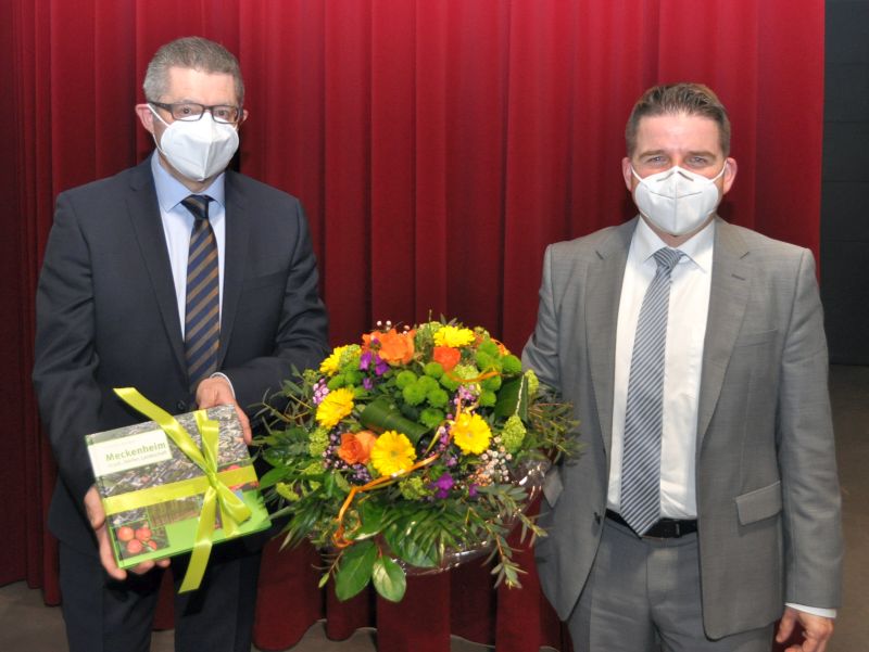 Foto zeigt Hans Dieter Wirtz und Bürgermeister Holger Jung.