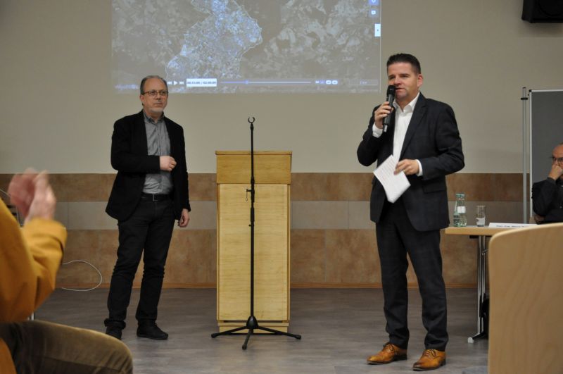Foto zeigt den Technischen Beigeordneten Heinz-Peter Witt und Bürgermeister Holger Jung beim Bürgerdialog in der Schützenhalle.