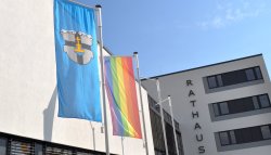 Foto zeigt Regenbogenflagge vor dem Rathaus.