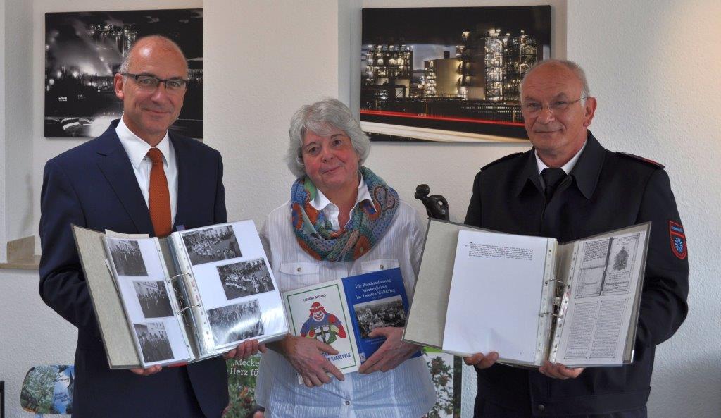 Bürgermeister Bert Spilles und Stadtarchivarin Ingrid Sönnert nehmen die Archiv-Unterlagen von Karl-Heinz Spilles in Empfang (v.l.n.r)