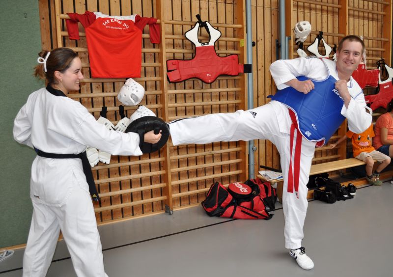 Foto zeigt zwei Taekwondo-Kämpfende.