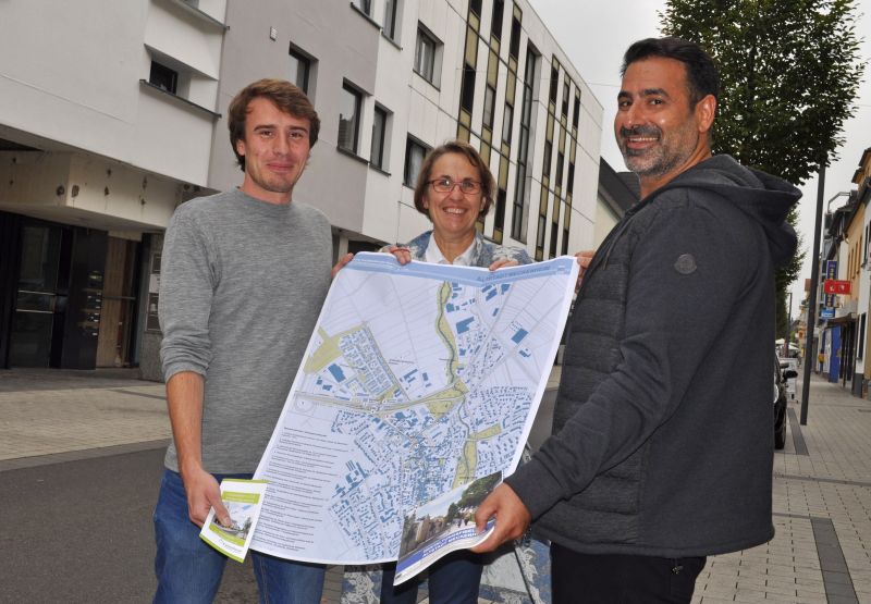 Foto zeigt Florian Wichert, Waldtraud Leersch und den Architekten Feyim Martin Ilgi mit Plan.