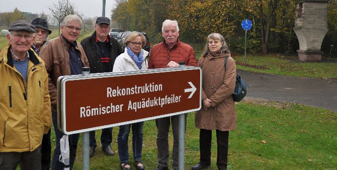 Uebergabe Vorwegwegweiser Aquaeduktpfeiler In Luefelberg Durch Heimatverein