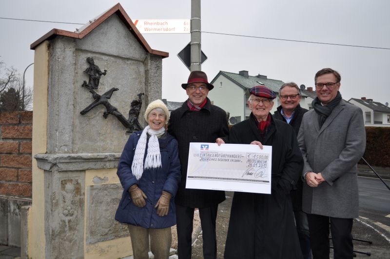 Foto zeigt Vertreter der Bürgerstiftung Meckenheim und des Heimatvereins vor dem Bildstock in Ersdorf.