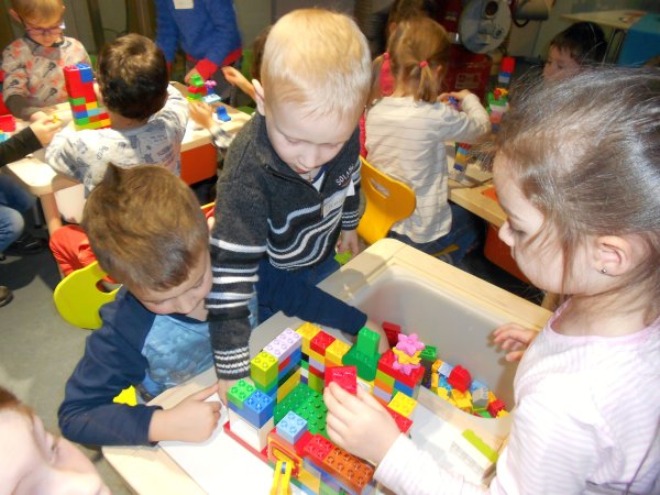 Foto zeigt die mit LEGO spielenden Vorschulkinder "Schlaue Füchse" der Kita "Pusteblume".