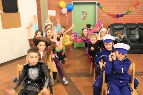 Foto zeigt Kinder, die im Mosaik-Kulturhaus Karneval feiern.