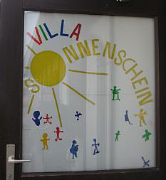 Foto zeigt die Eingangstür der Städtischen Kindertageseinrichtung Villa Sonnenschein