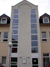 Foto des Verwaltungsgebäudes Reginahof in der Bahnhofstraße.