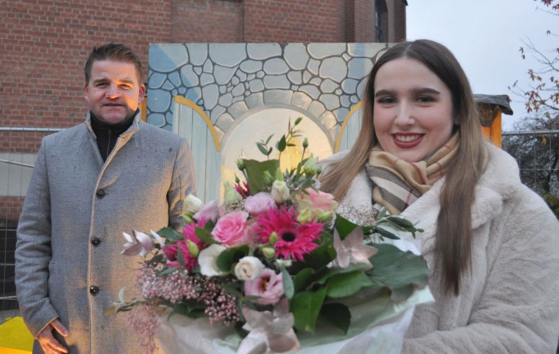 Foto zeigt Bürgermeister Holger Jung und Blütenkönigin Celina Kotz.