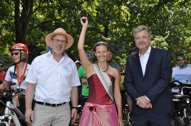 Foto zeigt den Technischen Beigeordneten Heinz-Peter Witt, die Blütenkönigin Anna Mahnig und den ersten stellvertretenden Bürgermeister Michael Sperling.
