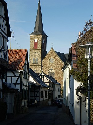 Foto zeigt eine Ortsansicht von Ersdorf mit der Pfarrkirche im Hintergrund - Foto: M. Lanzrath