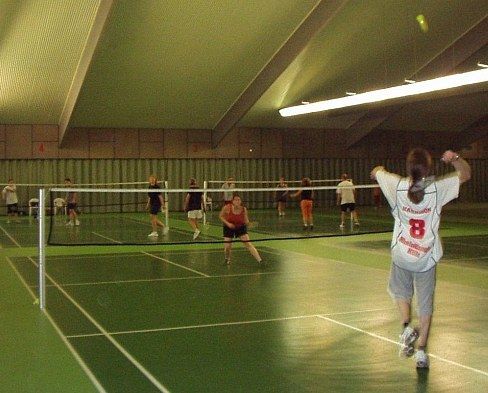 Foto zeigt Badmintonspieler in der Halle