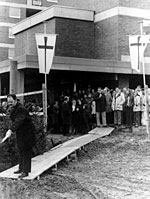 Foto aus den 70er Jahren: Am Steinbüchel entsteht das evangelische Gemeindezentrum "Arche".