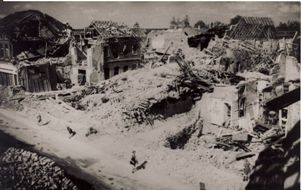 Das Foto zeigt die Zerstörungen in der Meckenheimer Hauptstraße nach dem 5. März 1945