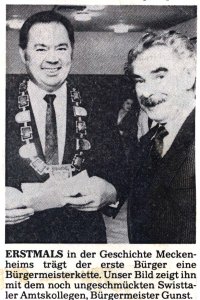 Das Foto aus dem Generalanzeiger vom 8.9.1986 zeigt Bürgermeister Preuschoff mit der neuen Amtskette neben seinem Swisttaler Amtskollegen Bürgermeister Gunst