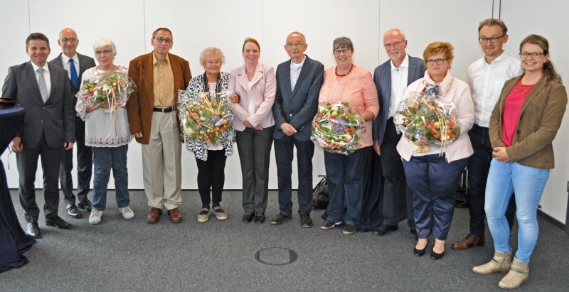 Foto zeigt die Pflegeeltern und Vertreter der Stadtverwaltung, unter ihnen Bürgermeister Bert Spilles und der Erste Beigeordnete Holger Jung.