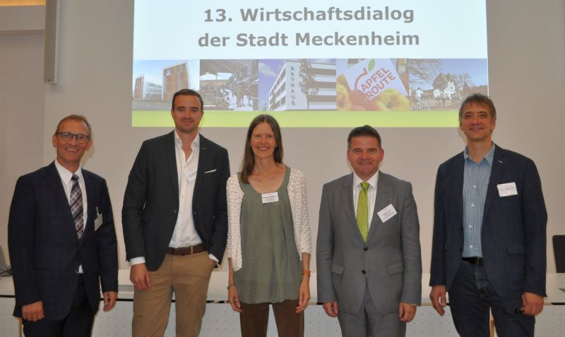Foto zeigt Wirtschaftsförderer Dirk Schwindenhammer, Nico Sauerland, Francis Hugenroth, Bürgermeister Holger Jung und Prof. Dr. Mathias Wirtz im Ratssaal.