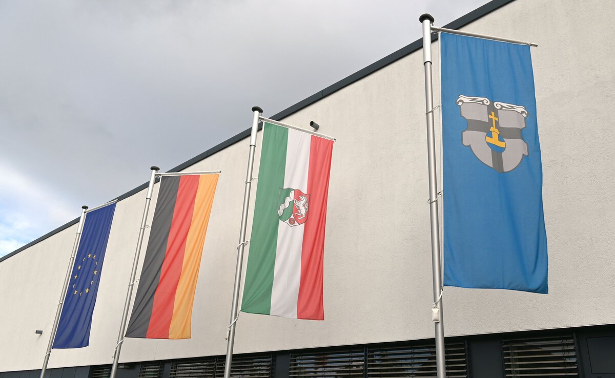 Beflaggung Rathaus mit vier Fahnen