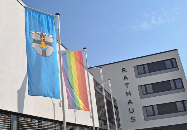 Regenbogenflagge und Meckenheimflagge vor Rathaus