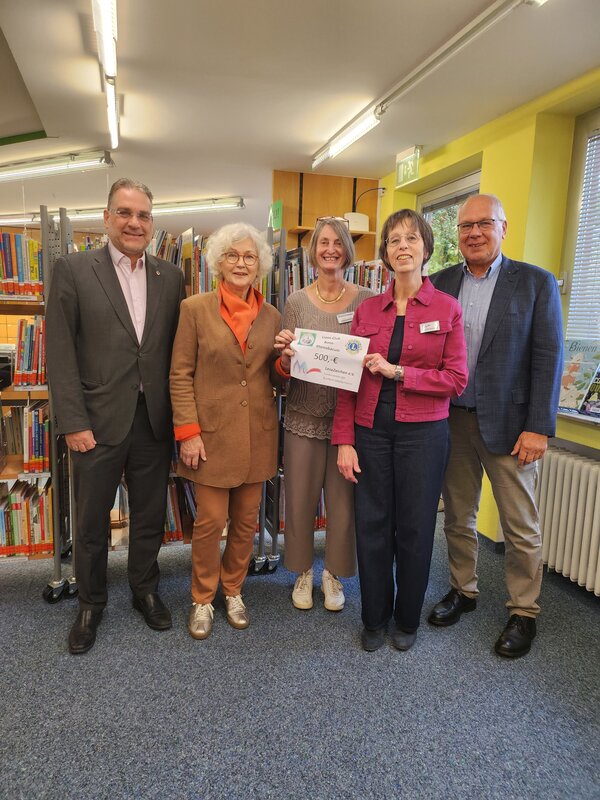 Bild vergr&ouml;&szlig;ern: Alexander Kirfel, Präsident des Lions-Club Bonn-Rhenobacum, Heide Arbeiter, der Spenderin,  Franzis Steinhauer, Leiterin der Bücherbrücke, Mechtild Bartuseck, der 2. Vorsitzenden von LeseZeichen e.V. und Jürgen Antwerpen, Schatzmeister des Lions- Club,