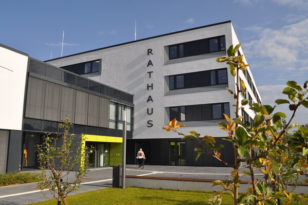 Bild vergr&ouml;&szlig;ern: Rathausplatz mit Rathaus und Rathauseingang im Hintergrund im Herbst