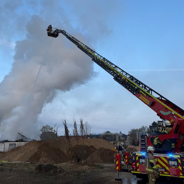 Die Feuerwehr im Einsatz. Brandschwaden weithin zu sehen.