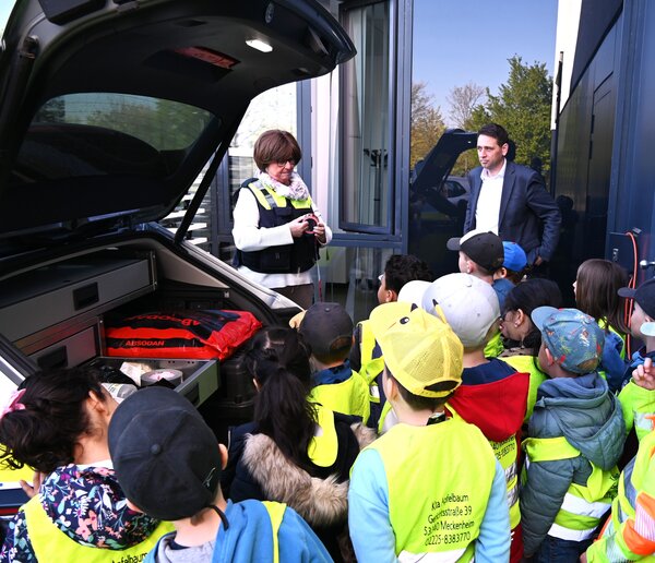Kinder der Kita Apfelbaum erkunden gemeinsam mit Bürgermeister Sven Schnieber und Ordnungsamtsleiterin Bettina Wilms das Fahrzeug des Ordnungsaußendienstes – mit großer Neugier und vielen spannenden Fragen. 