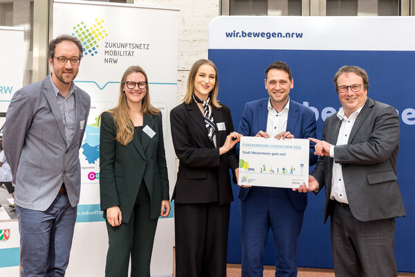 Die Beteiligten halten die Zulassung in der Hand.