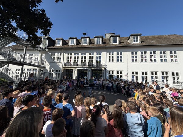 Gemeinsam begrüßten alle Schülerinnen und Schüler der KGS Meckenheim auf dem Schulhof den Mai mit Frühlingsliedern.
